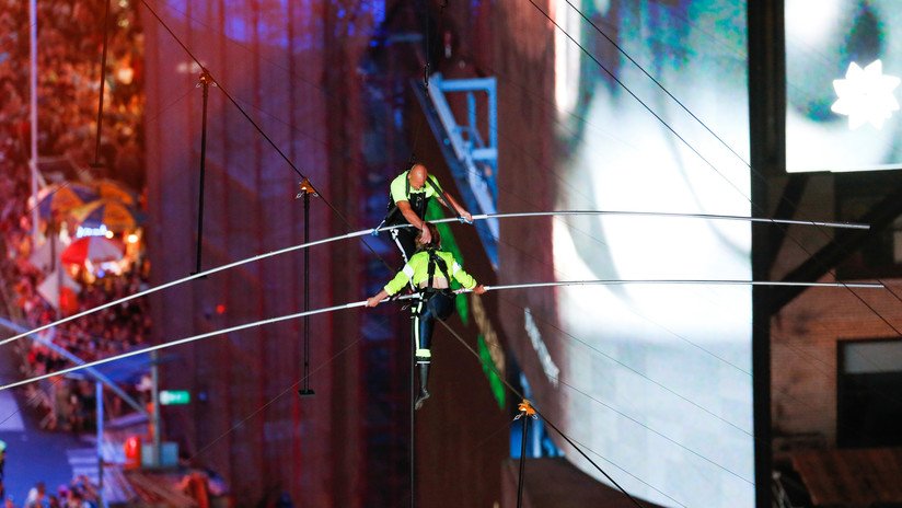 Hermanos equilibristas conquistan Times Square andando en cuerda floja a 25 pisos de altura (VIDEOS)