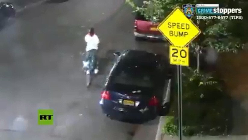 EE.UU.: Un hombre armado hiere a dos personas en Brooklyn y se aleja en una bicicleta pública (VIDEO)