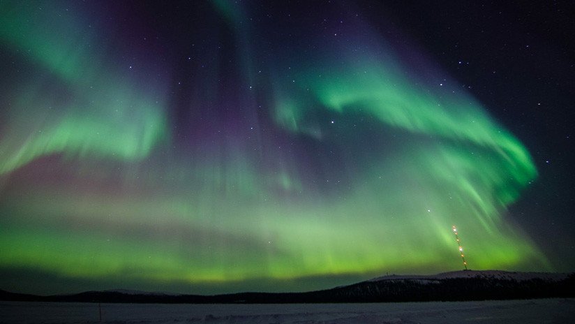 FOTO: Una aurora boreal surge como un 'ave fénix' de unas instalaciones abandonadas en Rusia