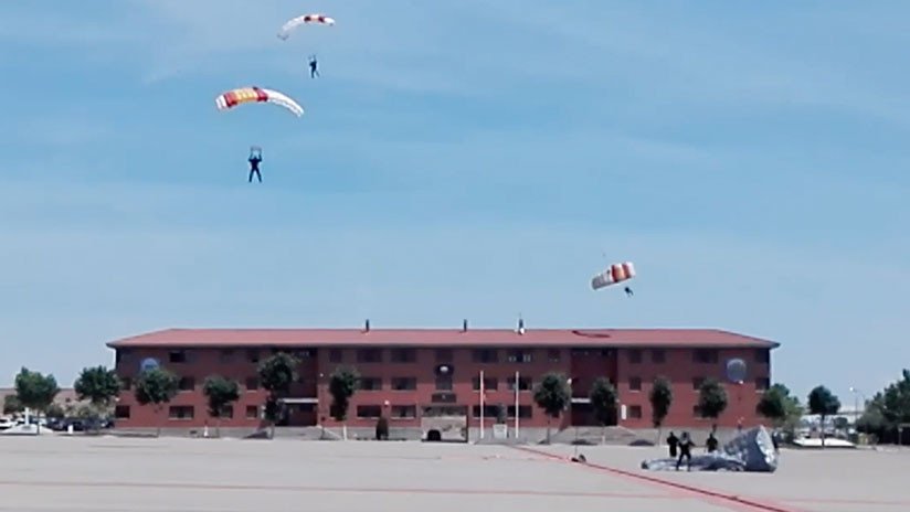 VIDEO: Un paracaidista pierde el control e impacta contra un tejado durante una exhibición en España