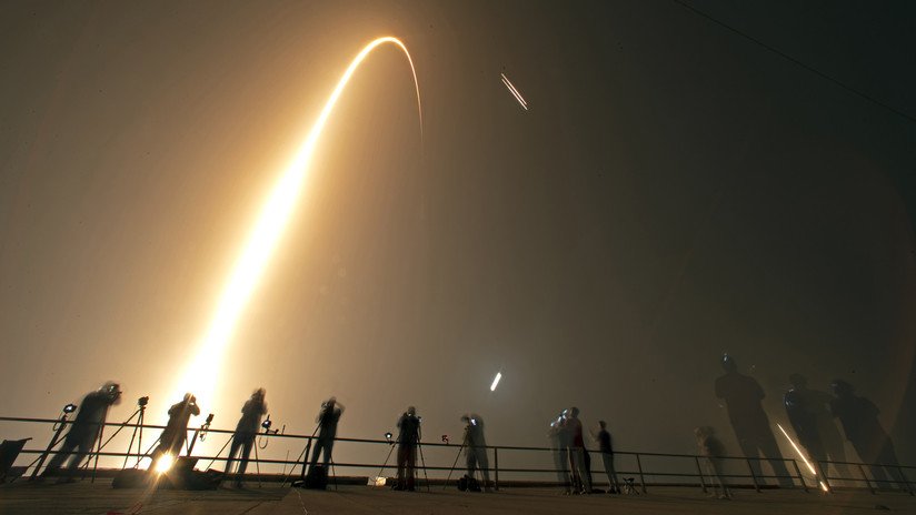 VIDEO: El cohete Falcon Heavy pierde su núcleo central en una explosión durante un fallido aterrizaje