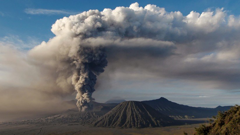 La NASA publica impresionantes imágenes satelitales de la erupción del volcán Raikoke