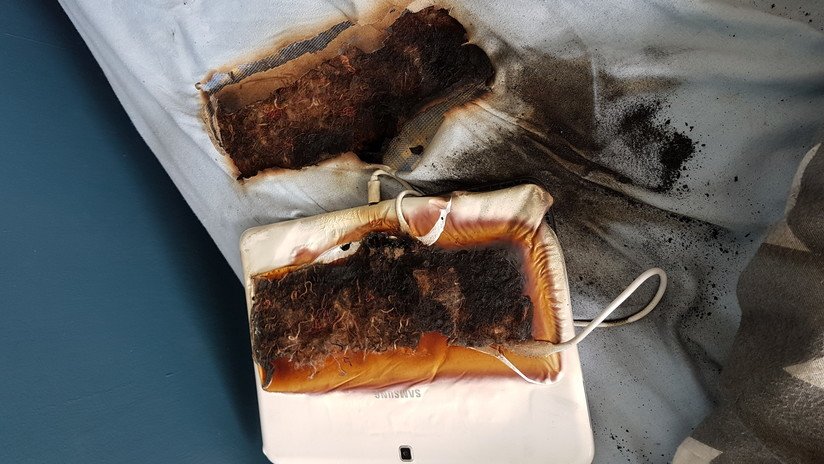 Una tableta Samsung se quema durante una recarga y deja un agujero en la cama de un niño que dormía