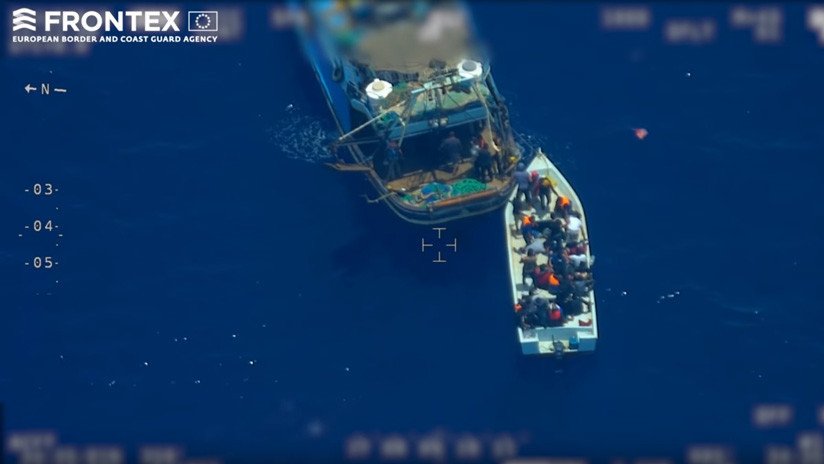 Trafico de personas en el Mediterráneo: 81 migrantes pasan de un barco nodriza a una patera (VIDEO)