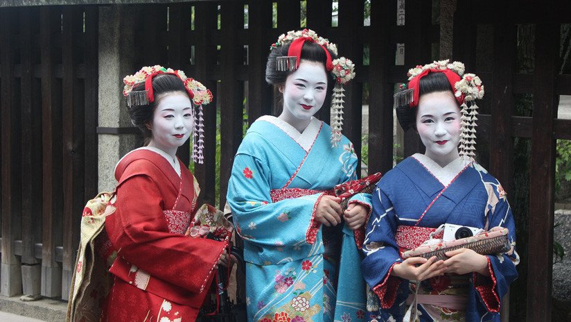 Repudian a turistas entrometidos que persiguen a las geishas en Kioto para tomarles fotos sin su permiso (VIDEO)