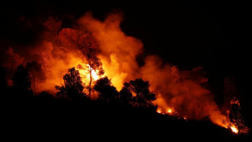Un voraz incendio afecta a Cataluña en medio de la ola de calor que sufre España