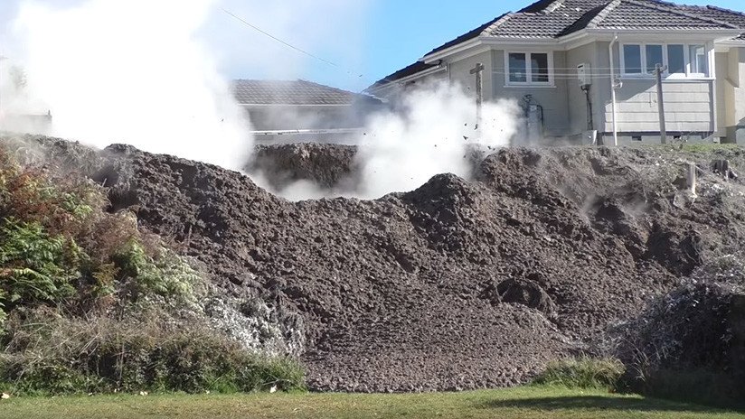 "Pensé que era un gran terremoto": se abre un enorme géiser de barro en el patio de una casa (VIDEO)