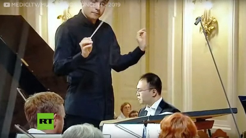 VIDEO: Un pianista descubre en pleno concurso que sus notas y las de la orquesta sinfónica son diferentes