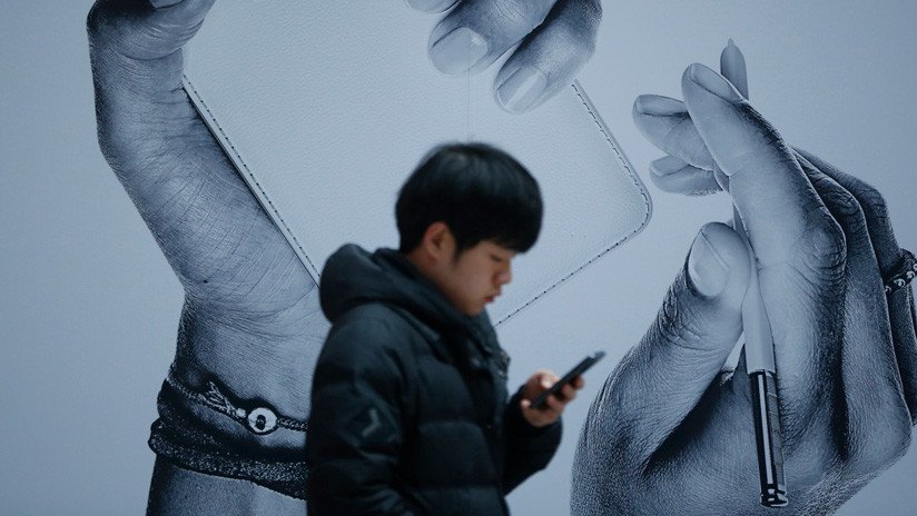 VIDEO: Corea del Norte vende un 'smartphone' con reconocimiento facial y recarga inalámbrica