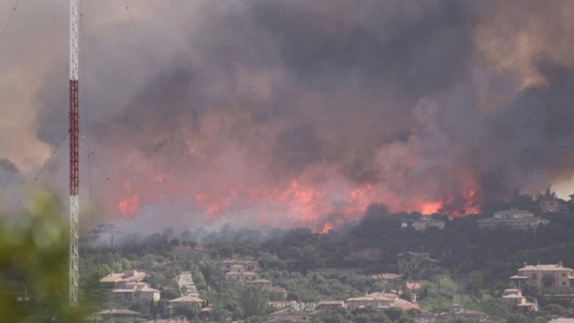 Un incendio forestal en España provoca el desalojo de viviendas en Toledo