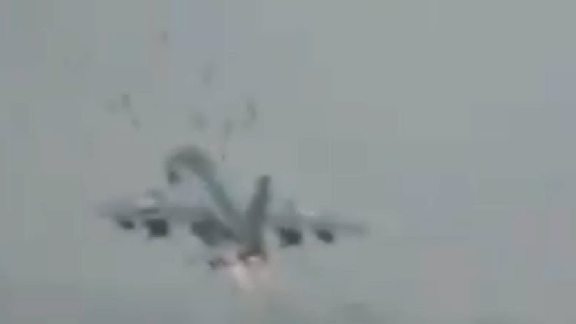 VIDEO: Un avión militar indio arroja bombas de entrenamiento tras impactar con una bandada de aves