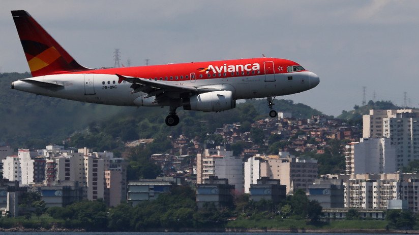 Un pasajero aparece muerto en el baño de un avión que volaba entre España y Colombia