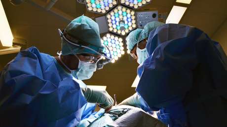 Un dolor en el costado resultó ser síntoma de cáncer intestinal en una mujer británica