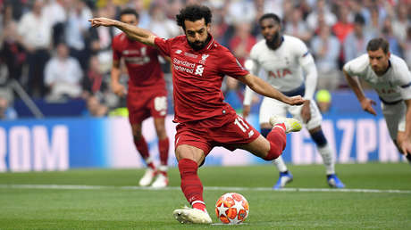 VIDEO: Mohamed Salah vive un momento incómodo al pensar que una periodista iba a robarle un beso (y no era su intención)