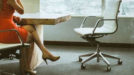 Un ministro japonés califica el uso obligatorio de tacones altos en el trabajo como "necesario y apropiado"