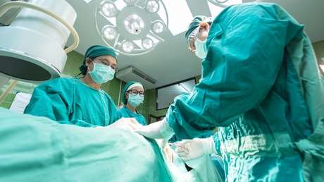 Le cae en un pie un frasco de perfume y debe después rogar a los médicos que le amputen la pierna