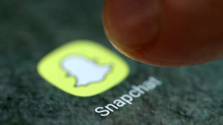 Un joven 'caza' a un policía pedófilo usando en Tinder fotos suyas con filtros Snapchat que cambian el sexo