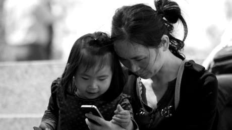 Una niña de 2 años queda medio ciega tras exponerse durante un año a la pantalla de un celular