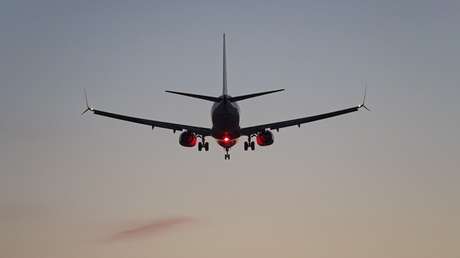 VIDEO: Se estrella contra el techo del avión el carrito de las bebidas a causa de unas violentas turbulencias