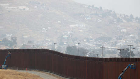 VIDEO: El momento en que un hombre salta el muro fronterizo en México para cruzar a EE.UU. 