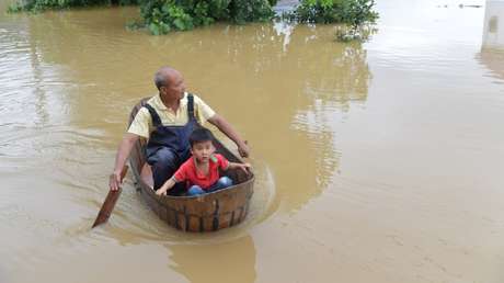 VIDEO: Fuertes inundaciones hicieron 'volar' a los peces de un lago en China 