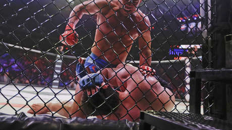VIDEO: Luchador recibe un incómodo e inusual golpe prohibido durante un combate de MMA