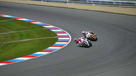 VIDEO: Un piloto de Superbikes sale 'escupido' por su moto en un escalofriante accidente