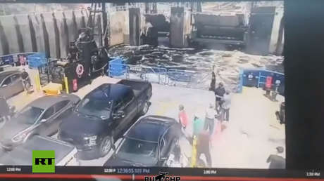 VIDEO: Una casa rodante 'vuela' desde un muelle y se estrella contra un ferri en movimiento