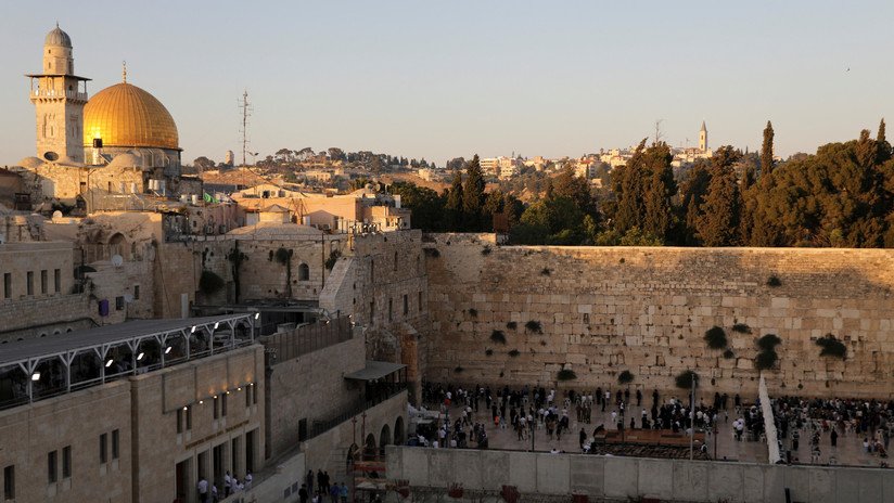 VIDEO: El embajador de EE.UU. rompe un muro al inaugurar una ruta arqueológica israelí bajo un barrio palestino de Jerusalén Este