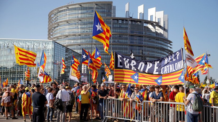 Independentistas catalanes protestan por la ausencia de Puigdemont durante la constitución  del Parlamento europeo