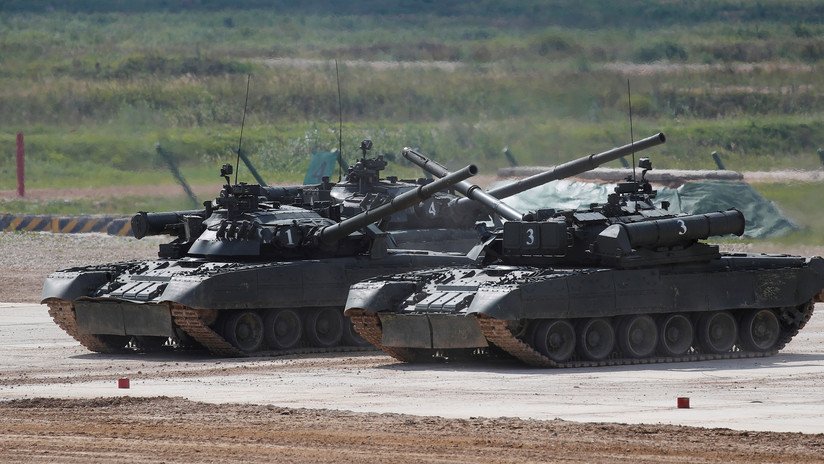 VIDEO: Un tanque ruso corta frutas y dibuja una estrella con el cañón