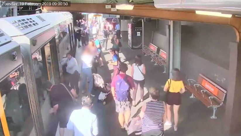 VIDEO: Un niño cae en el hueco entre el tren y el andén en una estación australiana