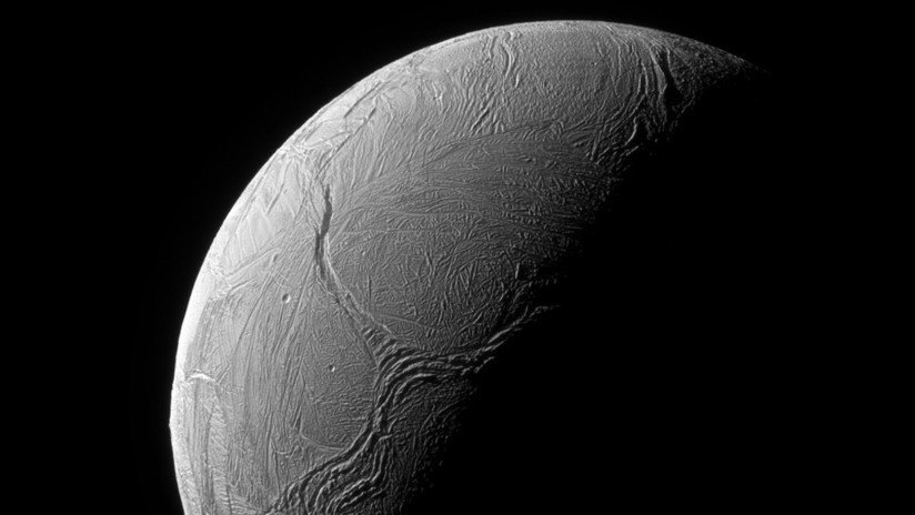 Una luna helada de Saturno podría tener la 'edad perfecta' para albergar vida 