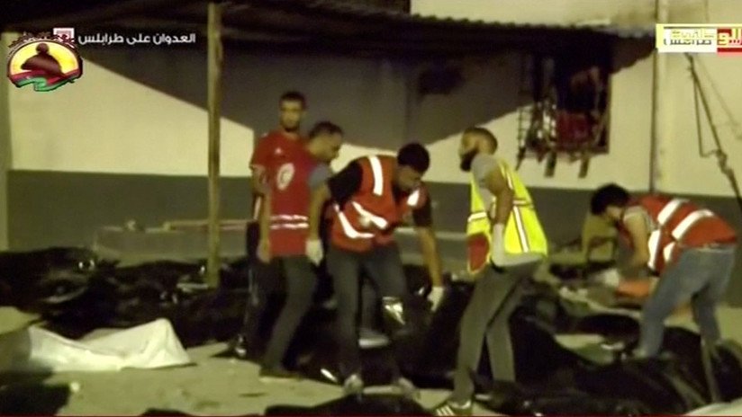 FOTOS: Decenas de muertos y heridos tras un ataque aéreo contra un centro de detención de inmigrantes en Trípoli