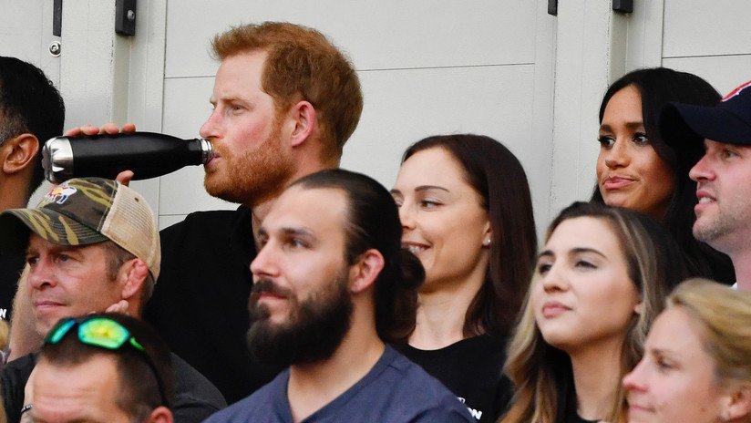 VIDEO: Captan un nuevo momento incómodo del príncipe Enrique y Meghan Markle durante un partido de béisbol