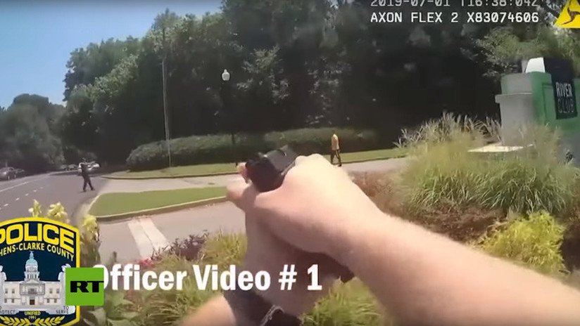 "¡Ya mátenme!": La policía acribilla a un joven que arremete contra ellos con cuchillo de carnicero en EE.UU.