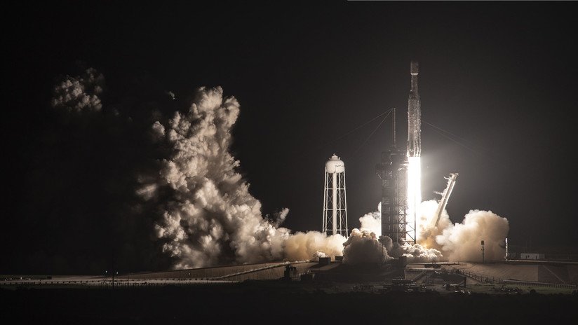 VIDEO: Publican imágenes del regreso de una parte del cohete Falcon Heavy a la Tierra 