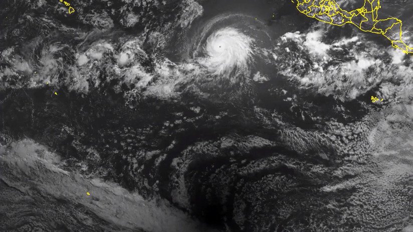 Eclipse solar total: nuevas imágenes desde el espacio registran la sombra de la Luna y su encuentro con el huracán Bárbara