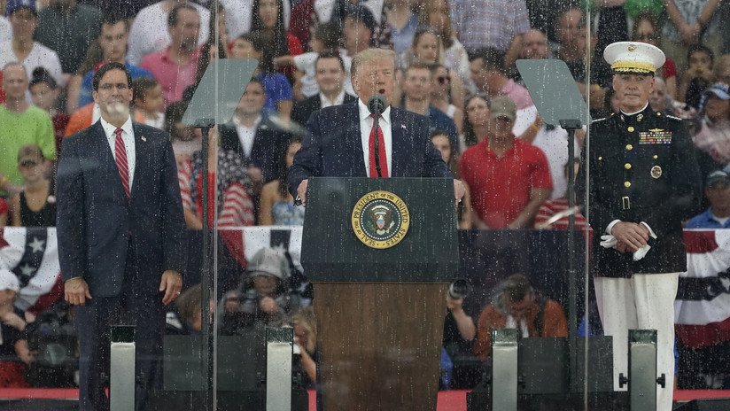 "Hubo mucha lluvia y se apagó": Trump echa la culpa al teleprompter por su declaración sobre "la toma de aeropuertos" un siglo antes de su aparición