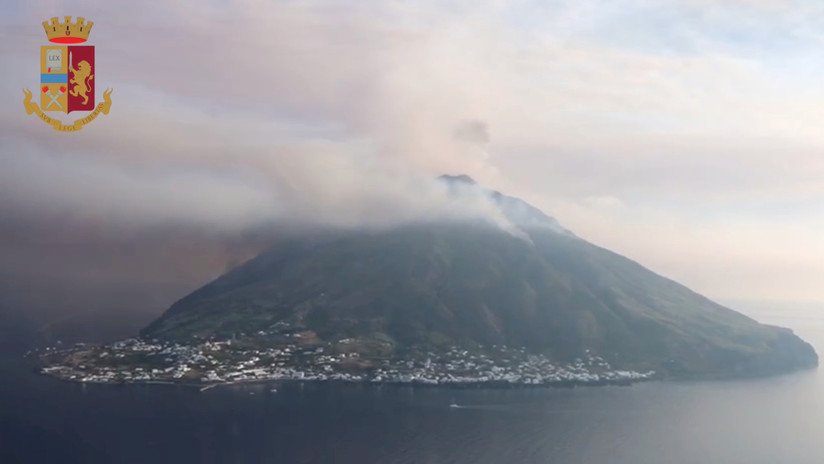 VIDEO: Pasajeros de un barco graban el momento en que huyen a toda máquina de la erupción del volcán Estrómboli