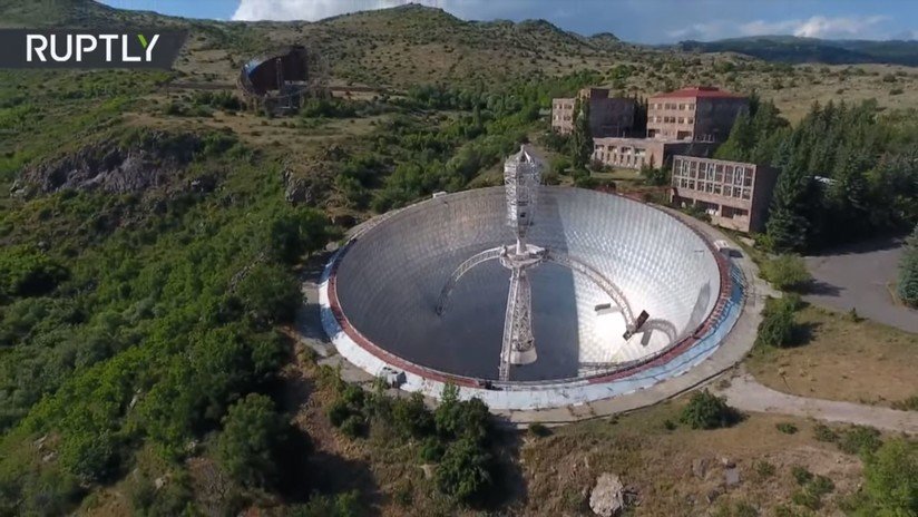 VIDEO: Un dron explora el radiotelescopio gigante soviético abandonado en las montañas de Armenia