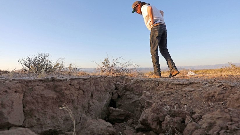 Testigos se fotografían con una grieta dejada por los dos terremotos en California