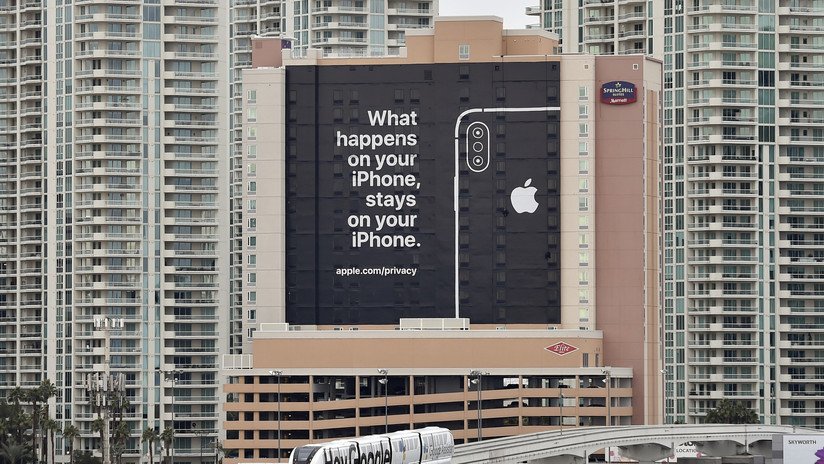 Apple se burla de Google con un provocador cartel publicitario 