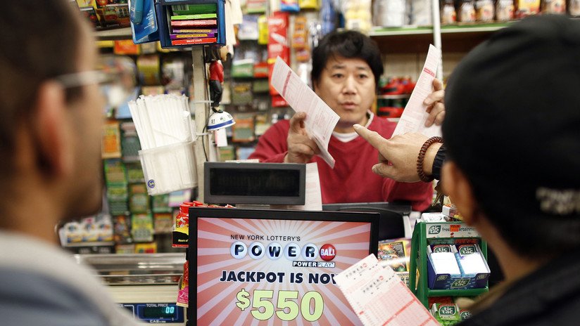 Un pescador se para en una gasolinera por una bebida y gana un millón de dólares en la lotería en EE.UU.