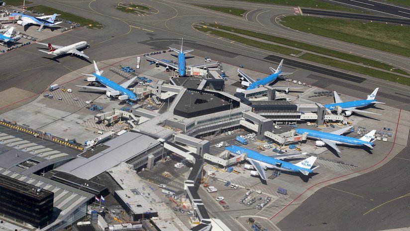 Dos aviones de pasajeros chocan en el aeropuerto Ámsterdam-Schiphol (FOTO)