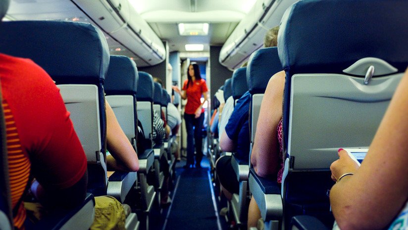 American Airlines obliga a una mujer a cubrirse con una frazada porque llevaba ropa "inapropiada" (FOTO)