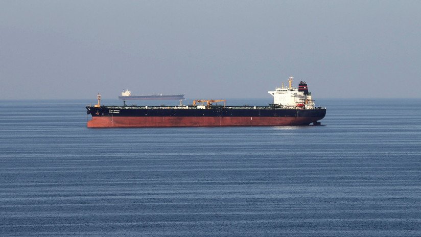 Funcionario de Defensa de EE.UU.: Cinco supuestos botes iraníes se acercan a un petrolero británico en el estrecho de Ormuz
