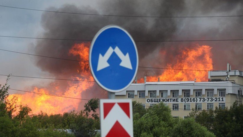 Las llamas consumen una central termoeléctrica cerca de la capital rusa