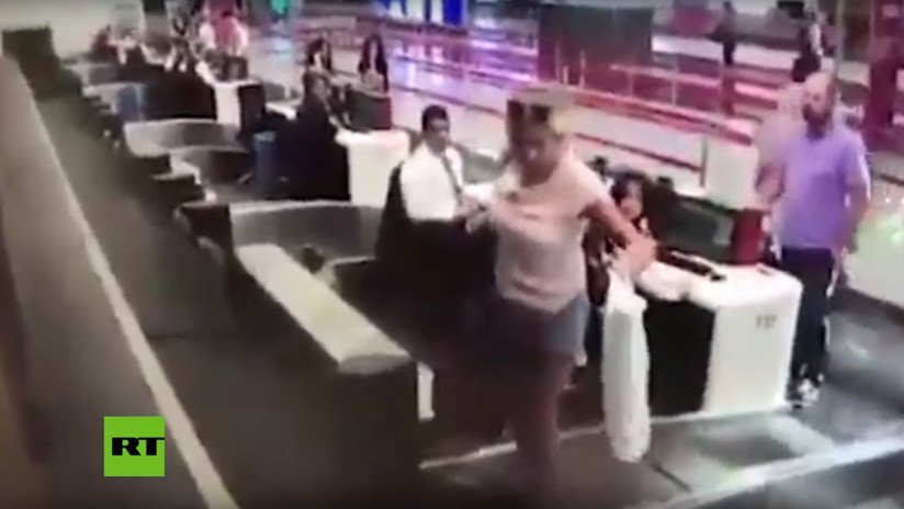 VIDEO: Una viajera se sube a la cinta para equipaje pensando que la llevaría hasta el avión y se lleva una desagradable sorpresa