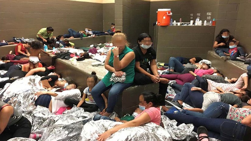 Mike Pence comprueba las condiciones inhumanas en que viven los migrantes retenidos en Texas (FOTOS)